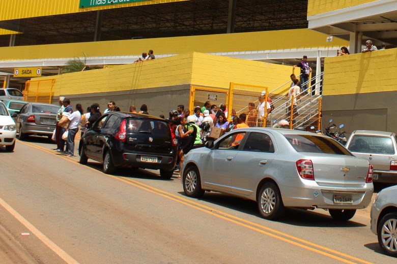Agente da Transita é atropelado em frente a supermercado