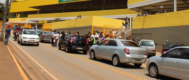 Agente da Transita é atropelado em frente a supermercado