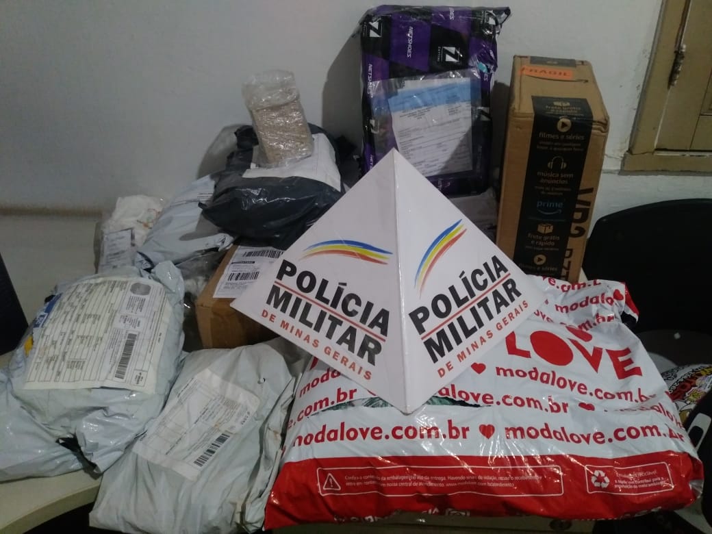 Dupla é presa após saquear caminhão dos Correios que tombou na pista