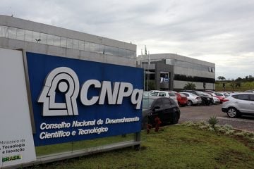 Bolsonaro confirma liberação de R$ 250 milhões para bolsas do CNPq