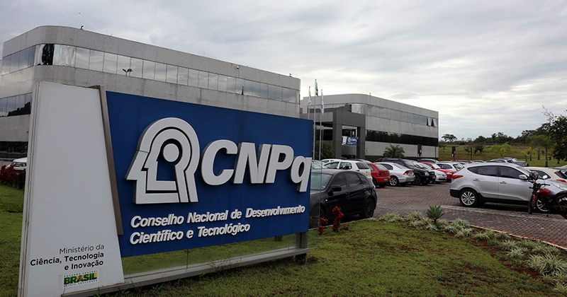 Bolsonaro confirma liberação de R$ 250 milhões para bolsas do CNPq