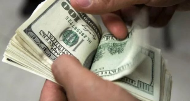 Dólar supera R$ 4,16 e fecha no maior valor em três semanas