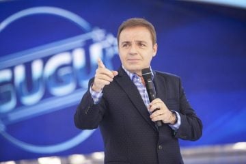 Corpo de Gugu Liberato chega ao Brasil e segue para velório na Alesp