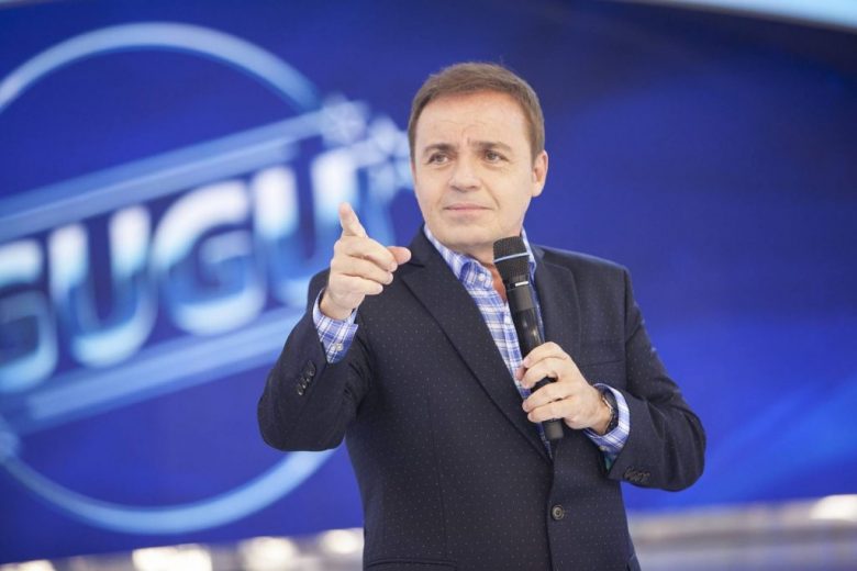 Corpo de Gugu Liberato chega ao Brasil e segue para velório na Alesp