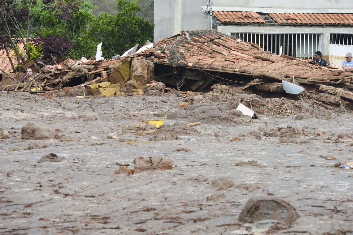 Perícia lista problemas em escolas de área afetada por lama da Samarco