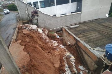 Muro cede e atinge casa no bairro José Elói em Monlevade