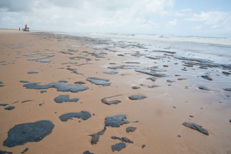 Empresa grega é suspeita do vazamento de óleo que atingiu 250 praias do nordeste