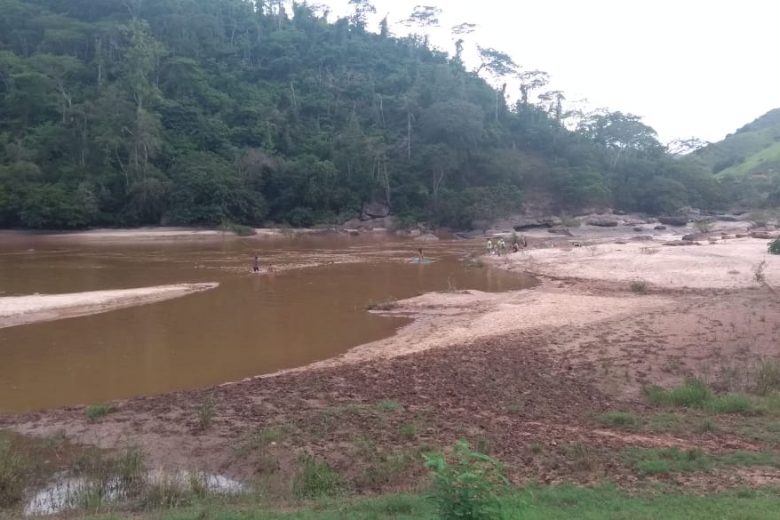 Adolescente salva primo mais novo, mas morre afogado no rio Santo Antônio, em Ferros
