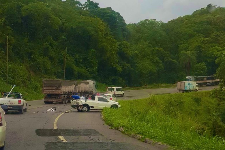 Acidente deixa trânsito lento nos dois sentidos em trecho da BR-381