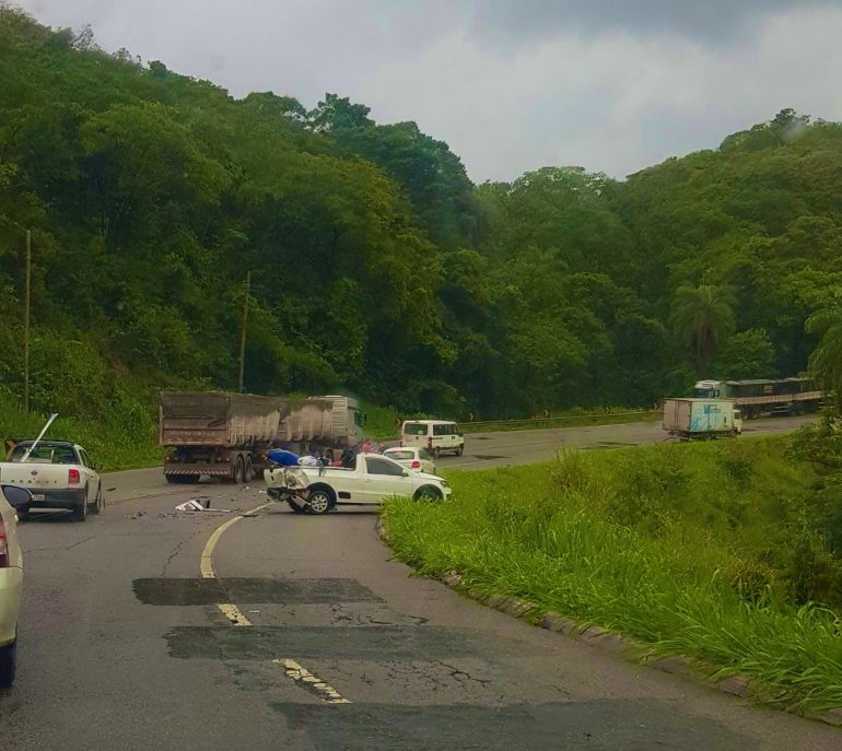 Acidente deixa trânsito lento nos dois sentidos em trecho da BR-381