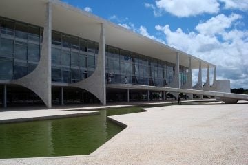 Governo extingue 27,5 mil cargos e veda concurso a 68 profissões em universidades