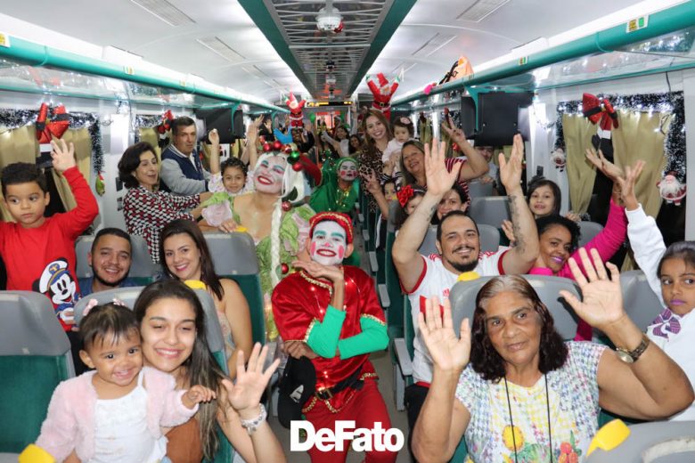 Trem de Natal da Vale encanta passageiros em passeio noturno