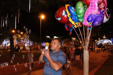 Decoração de Natal na Praça Acrísio traz oportunidades para ambulantes em Itabira
