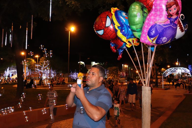 Decoração de Natal na Praça Acrísio traz oportunidades para ambulantes em Itabira