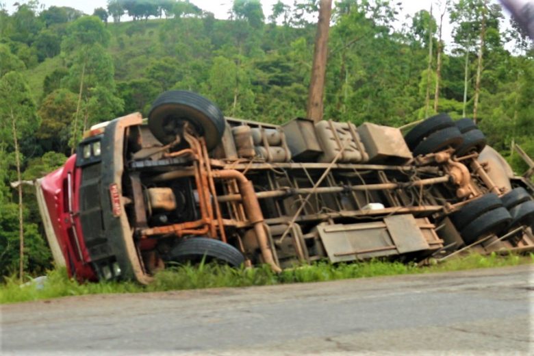 Carreta tomba no “Corte de Pedras” na BR-381