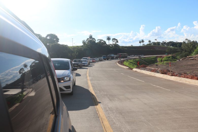 BR 381 tem trânsito intenso de veículos neste sábado pré-feriado