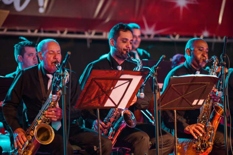 Orquestra Big Band Funcec, de Monlevade, se apresenta na Praça da Sé, em Mariana