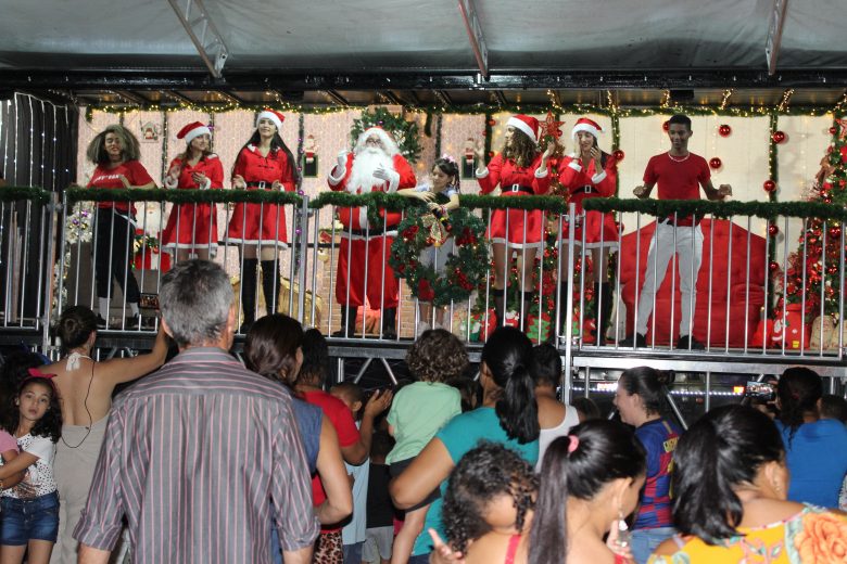Carreta do Papai Noel passa por distritos de Mariana