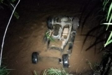 Jovem morre após capotar caminhonete e cair em rio de Nova Era