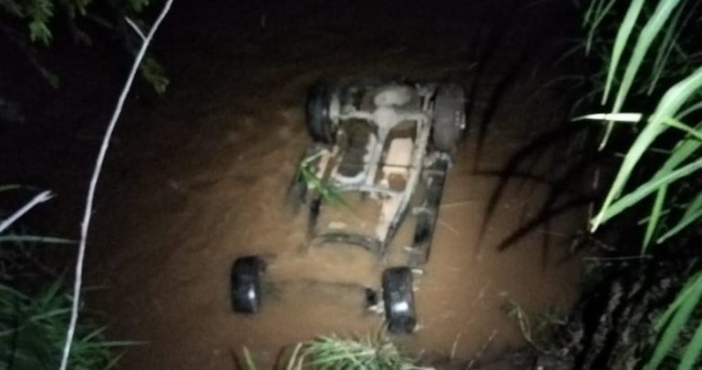 Jovem morre após capotar caminhonete e cair em rio de Nova Era