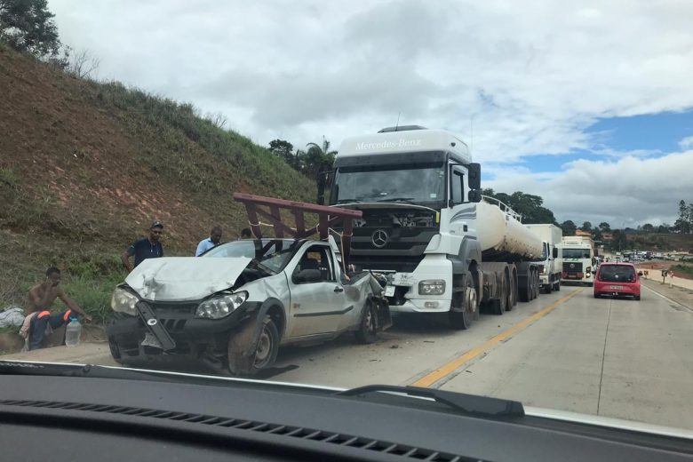 Acidente deixa trânsito lento em trecho da BR-381 nesta segunda