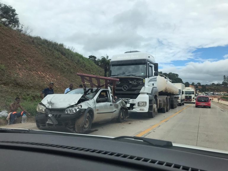 Acidente deixa trânsito lento em trecho da BR-381 nesta segunda