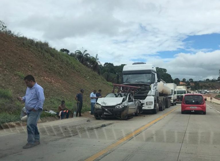 Acidente deixa trânsito lento em trecho da BR-381 nesta segunda