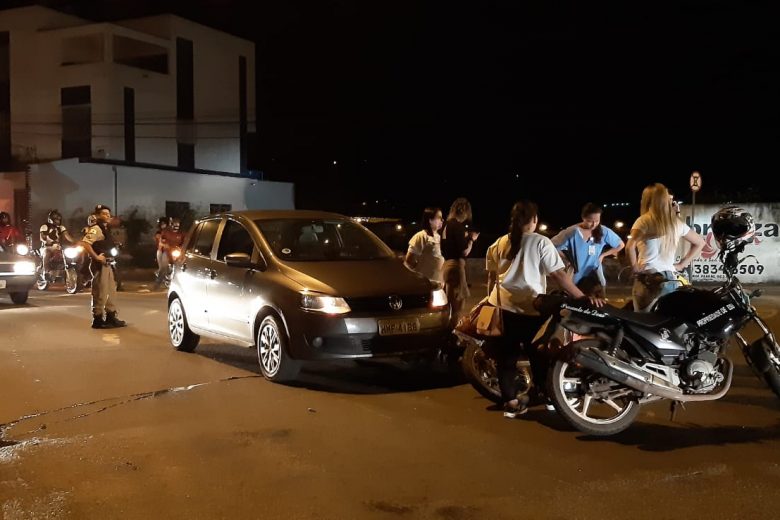 Colisão entre carro e moto deixa uma pessoa ferida em Itabira