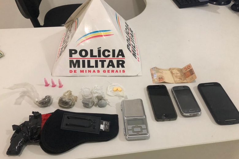 PM apreende drogas, replica de arma e prende autores em Itabira