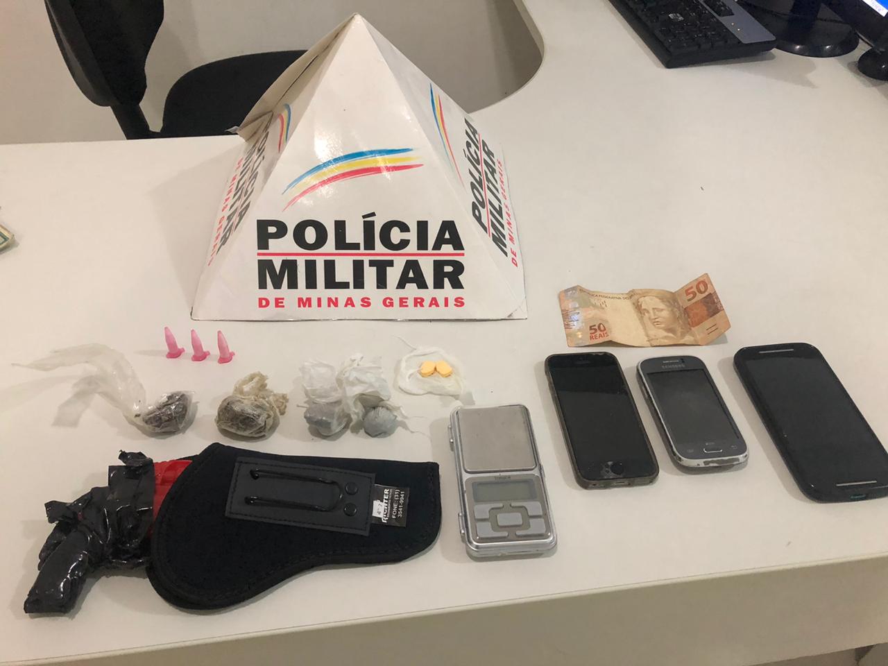 PM apreende drogas, replica de arma e prende autores em Itabira
