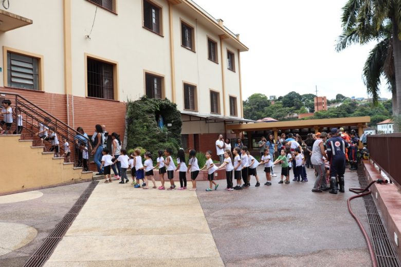 Simulado de incêndio no Colégio Nossa Senhora das Dores evacua crianças em três minutos