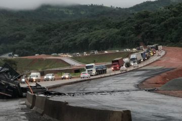 Acidente com caminhão causa congestionamentos quilométricos na BR-381