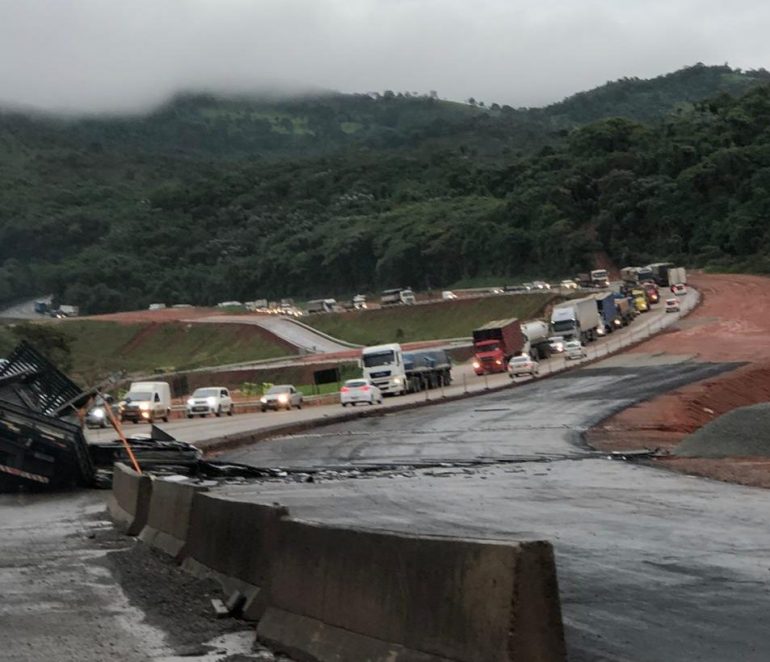Acidente com caminhão causa congestionamentos quilométricos na BR-381