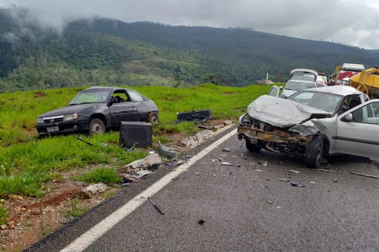 Batida entre dois veículos deixa três feridos em Bela Vista de Minas