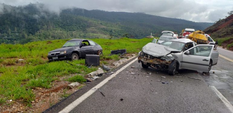Batida entre dois veículos deixa três feridos em Bela Vista de Minas