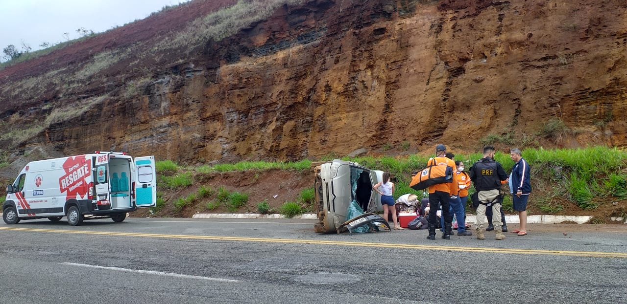Carro capota na tarde deste sábado na BR-381 em Bela Vista de Minas