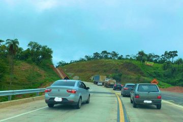 Imprudência na BR-381: motoristas registram ultrapassagens em locais proibidos