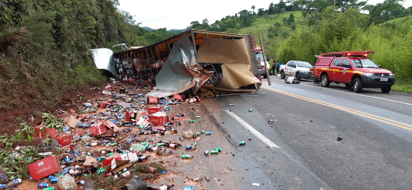 Carreta carregada com bebidas tomba e deixa dois feridos na MG-434