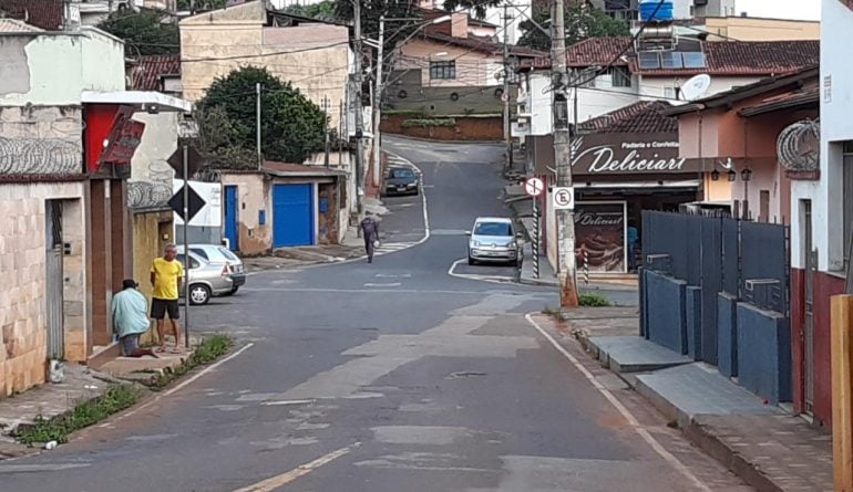 Bandidos arrombam loja, fazem “a limpa” e levam cofre com euros, dólar e R$ 20 mil