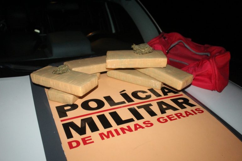 Homem é flagrado com seis barras de maconha na MG-129, em Itabira