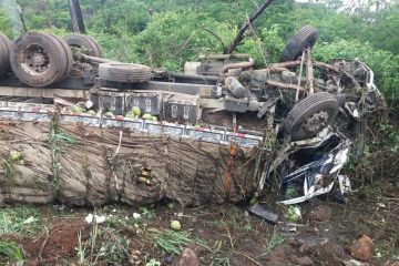 Caminhão tomba em trecho da BR-381 e deixa trânsito lento