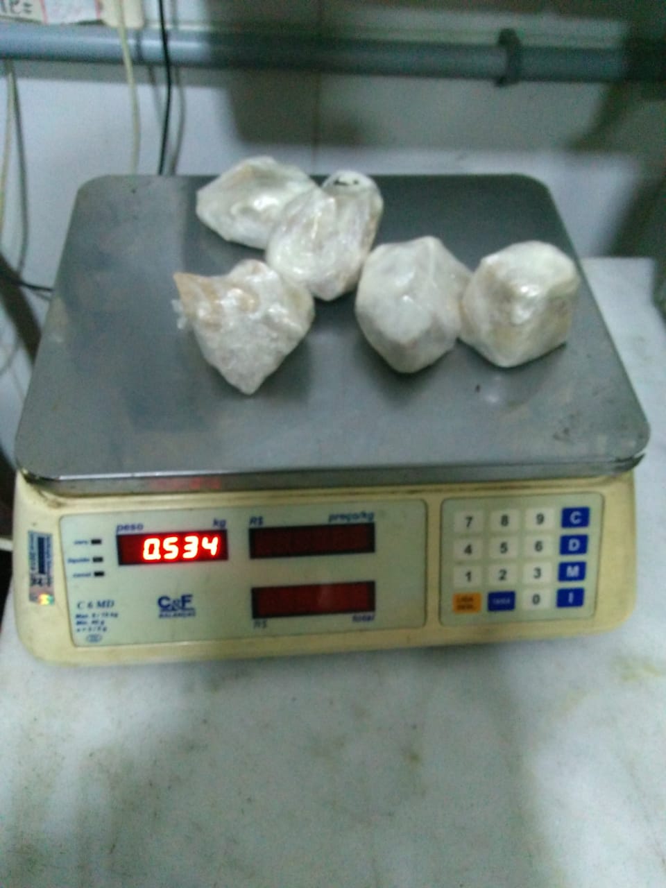Motoqueiro tenta escapar de blitz, mas é preso em flagrante com pedras de crack