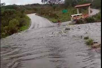 Trecho de rodovia inunda e impede acesso à Serra do Cipó