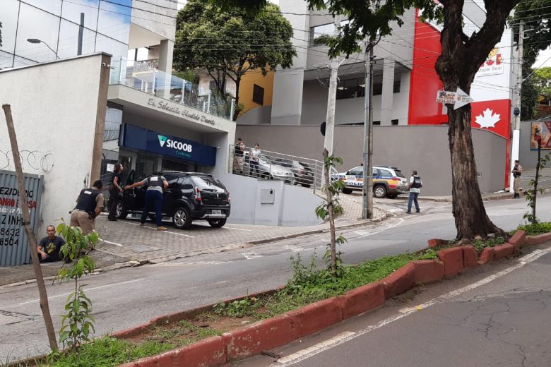 Assalto mobiliza policiais no banco Sicoob, em Itabira