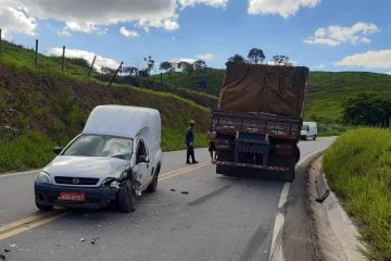 Motorista força ultrapassagem e bate de frente com caminhão na MGC-120