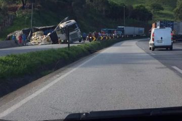 Carreta tomba e interdita parcialmente BR-381 em Caeté