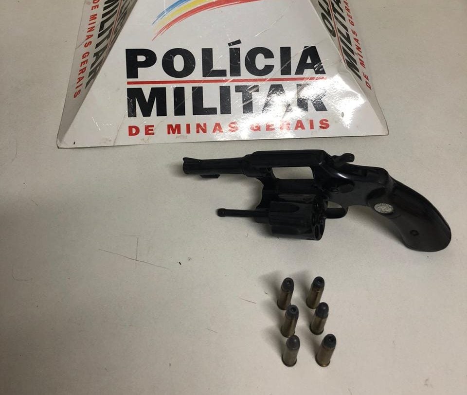 Homem inconformado com o relacionamento da filha é preso com arma nas imediações da casa do genro