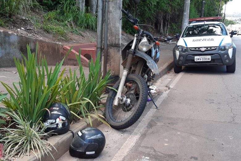 Motociclista é arremessado após ser atingido por carro em Itabira