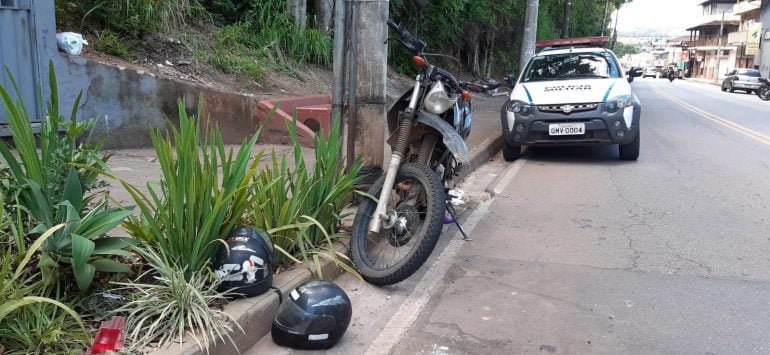 Motociclista é arremessado após ser atingido por carro em Itabira