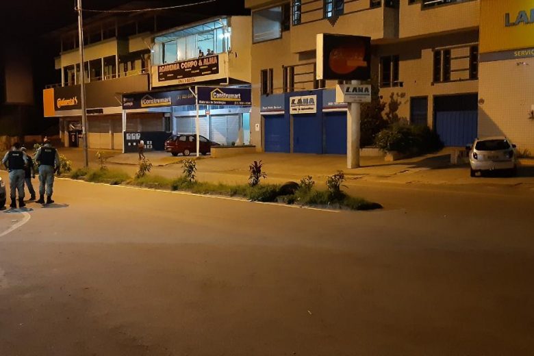 Motorista abre a porta do carro e causa acidente com ciclista em Itabira